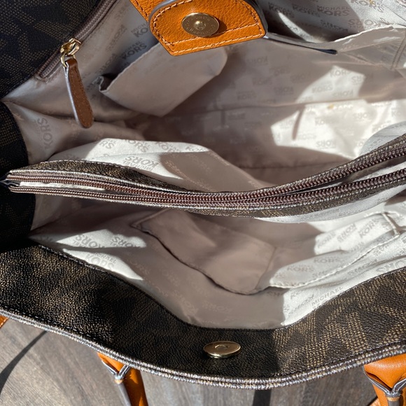 Michael Kors Hamilton Canvas Exterior Handbag - Picture 7 of 9